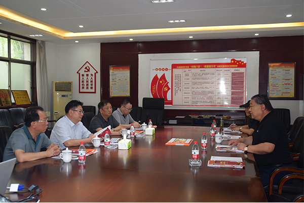 臨汾市市場監(jiān)督管理局局長、非公企業(yè)黨委書記張東紅<br>在科海集團(tuán)調(diào)研非公黨建工作